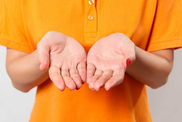 Артрит пальцев рук – хроническое воспалительное заболевание, которое затрагивает суставы пальцев. Эта проблема может привести к ограничению движений пальцев и снижению качества жизни. Величина боли и наличие ограничений зависят от стадии заболевания. Несмотря на то что артрит пальцев рук неизлечим, существуют методы и процедуры, которые могут помочь облегчить симптомы и замедлить прогрессирование.