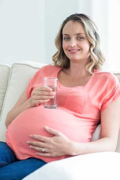Как цвет, консистенция и запах околоплодных вод могут изменяться в разные периоды беременности?